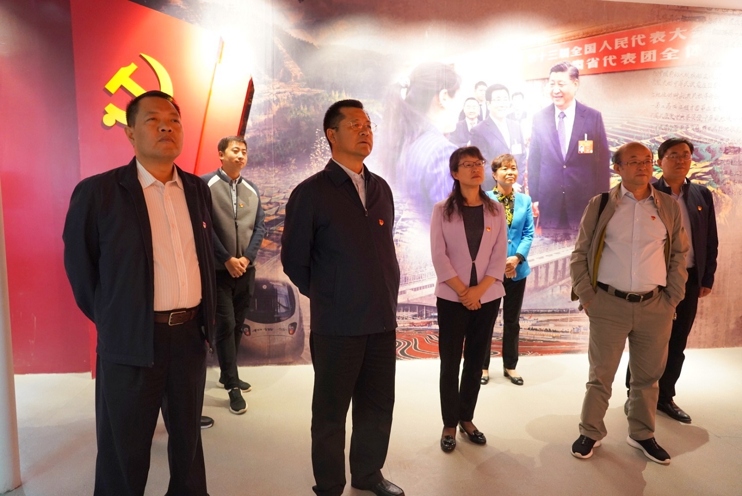 集團(tuán)公司開展“不忘初心、牢記使命”主題黨日活動 <br/> — 參觀主題教育檔案文獻(xiàn)展