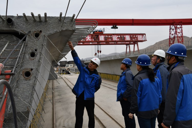 J:集團(tuán)網(wǎng)站模塊公司動態(tài)8.2子公司動態(tài).甘肅省交通工程建設(shè)監(jiān)理有限公司省交通監(jiān)理公司動態(tài)新聞（2018.4-2019.7）生產(chǎn)經(jīng)營?9.1.24精準(zhǔn)把脈 助推高質(zhì)量發(fā)展——甘肅交通監(jiān)理公司項(xiàng)目機(jī)構(gòu)年度目標(biāo)責(zé)任考核工作紀(jì)實(shí)_0_1_6.jpg