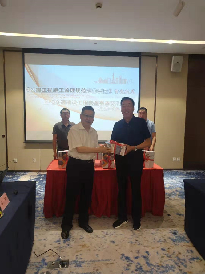 1567571355317079221.jpg 9.1操作手冊首發(fā)儀式2.jpg